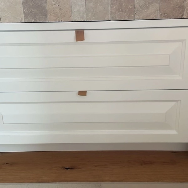 Egyedi szabású fából készült szekrény